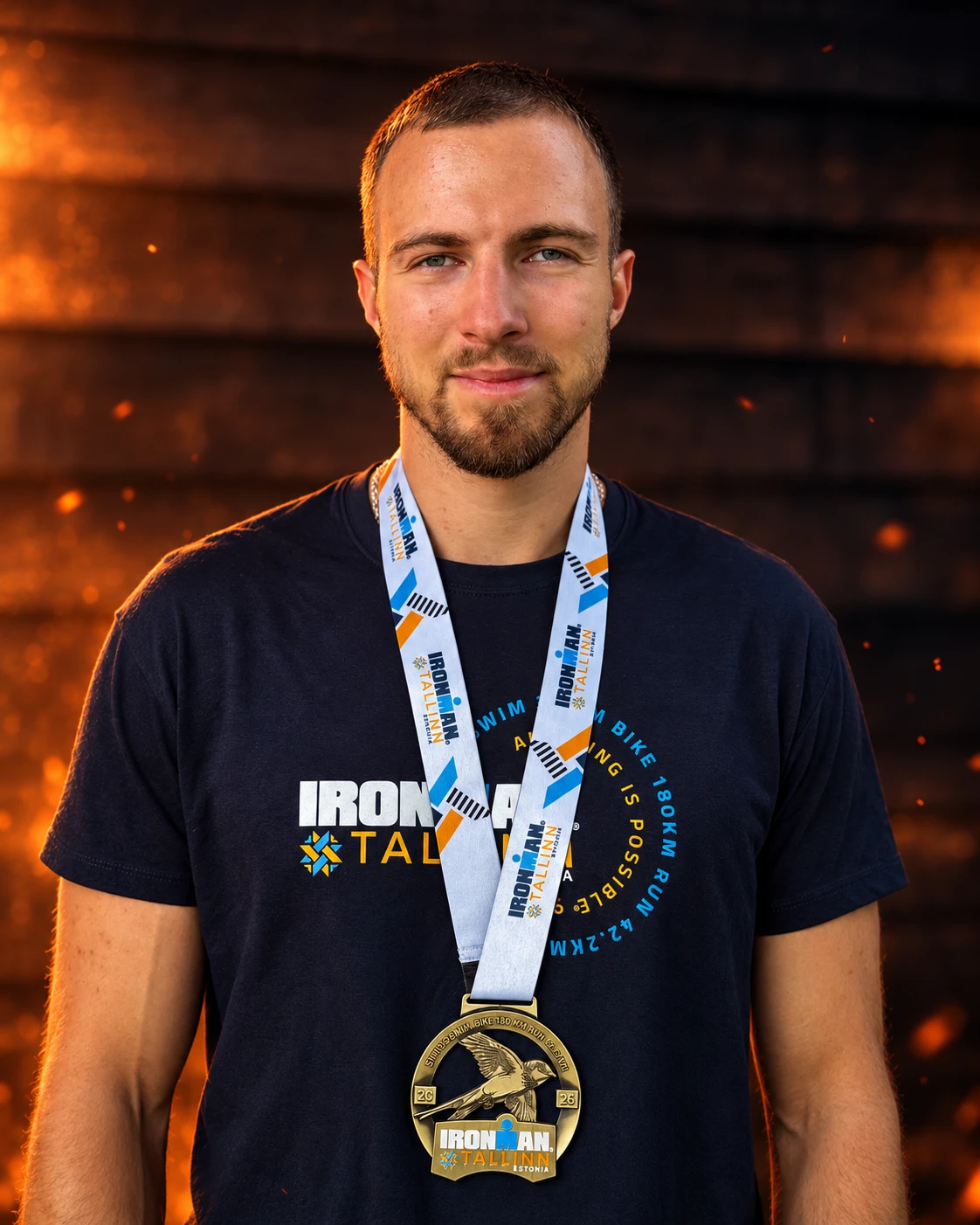 Kristers Ansons ar IRONMAN Tallinn 2026 finiša medaļu